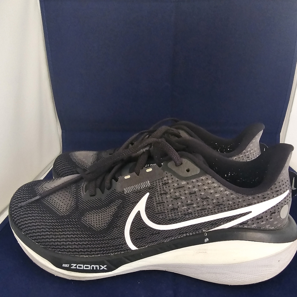Nike Vomero 17 Women Black/White Size 9